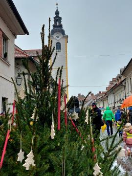 Foto utrinki krašenja smrečic in prižig plamenčkov upanja na Šutni (12)